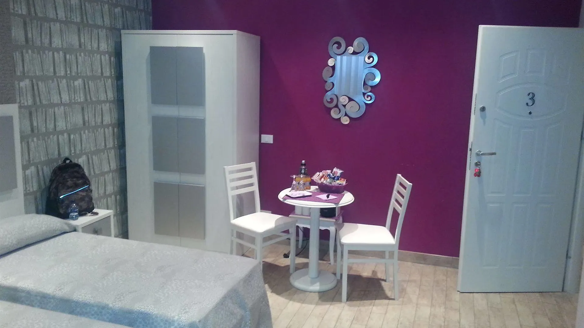 Five Rooms Rome Guesthouse بيت ضيافة